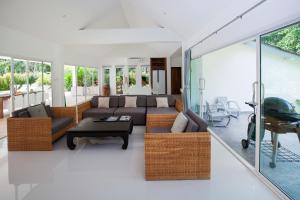 奥南海滩班拉勒别墅的客厅配有沙发和桌子