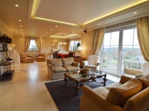 马尔梅迪Enticing Holiday Home in Malmedy with Sauna的带沙发和桌子的大客厅