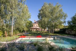 阿尔比L'Autre Rives的庭院中带游泳池的房子