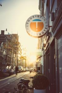 阿姆斯特丹经济型旅游酒店的城市街道上咖啡店的标志