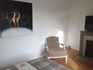 NazellesMaîson Vigneronne的客厅配有椅子和壁炉