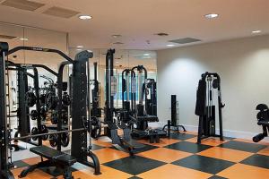 奥兰治比奇尤妮特C101卡里布度假村的健身房拥有许多跑步机和机器