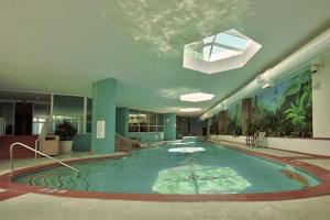 奥兰治比奇尤妮特C101卡里布度假村的一座带天花板的大型游泳池