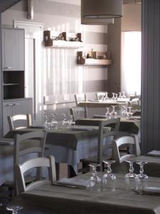 MiasinoAlbergo La Genzianella的餐厅设有桌椅和酒杯
