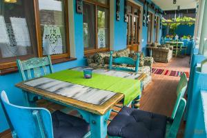 ButuceniResedinta Rotundu的一张桌子,放在一个房间里,上面有绿桌布