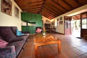 圣乌尔苏拉卡纳琳娜乡村民宿的带沙发和咖啡桌的客厅