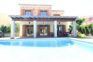 埃尔托罗Villa Puerto Adriano的别墅前设有游泳池