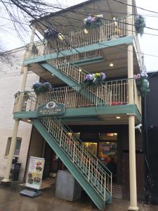 安纳波利斯Inn on Main Annapolis的建筑物一侧有花盆的楼梯