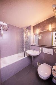 布里夫拉盖亚尔德布利维西部宜必思尚品酒店的浴室配有卫生间、盥洗盆和浴缸。