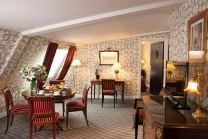 巴黎雷斯当斯艺术酒店的一间带桌椅的客厅和一间用餐室