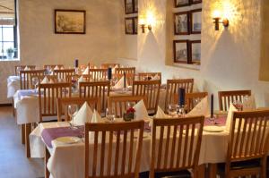 格里姆斯塔格里姆斯塔维特苏斯酒店的餐厅配有桌椅和白色的桌布