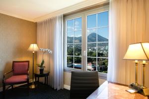 圣萨尔瓦多Barceló San Salvador的客房设有山景大窗户。
