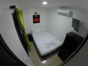 比亚维森西奥Casa Villavicencio的小房间设有白色的床和电视