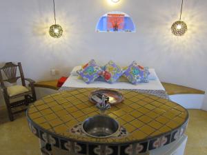 科苏梅尔阿马兰托住宿加早餐酒店的一间位于客房中间的带水槽的浴室