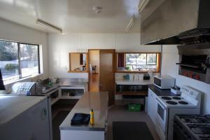国家公园Pukenui Lodge的小厨房配有炉灶和水槽