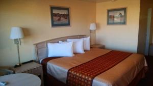 阿拉莫戈多白沙汽车旅馆的酒店客房配有一张带白色枕头的大床