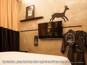 怡保M精品酒店的墙上挂着鹿的照片的电视