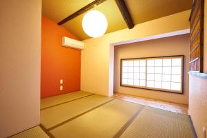 京都Kyoyado Hakuto的一间有窗户的空房间的房间