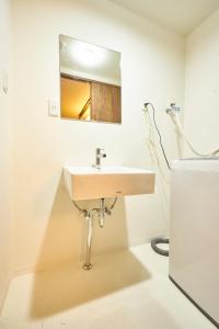 京都Kyoyado Hakuto的一间带水槽和镜子的浴室