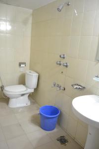 库克斯巴扎Hotel Marine Plaza的一间带卫生间、水槽和水桶的浴室