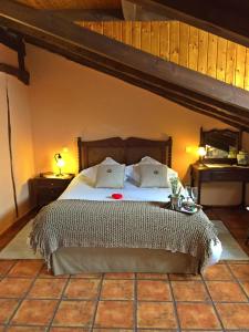 锡古恩萨卡瑟纳露西亚酒店的一间卧室配有一张带两个枕头的床