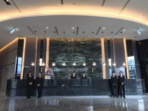 台东綺麗商旅園區館的一群穿着西装的男人站在大厅里