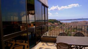 里斯本圣母蒙特蒂旅馆的设有一个配有桌椅并享有美景的阳台。