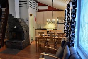 列维极地之星公寓 的厨房以及带桌子和壁炉的用餐室。