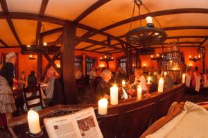 艾森纳赫卢瑟霍泰尔埃森那彻苑环形酒店的一群人坐在带蜡烛的房间