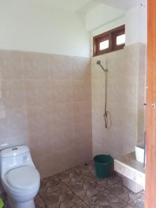 涛岛波塞冬度假村的浴室配有卫生间、盥洗盆和淋浴。