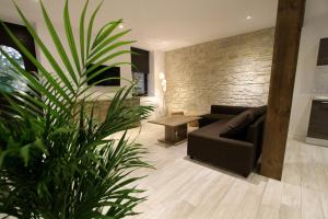 巴德尚Le Moulin d'Oscar & Spa - Mulhouse Nord的带沙发和植物的客厅