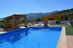 卡斯特里尔Alojamiento Rural Sierra de Castril的山景游泳池