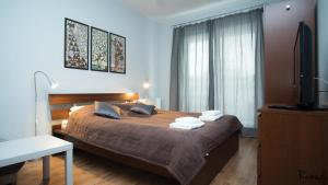 什切青Apartamenty Sedinum - Modern的一间卧室配有带毛巾的床