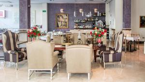 隆达塞维利亚酒店的一间带桌椅的用餐室