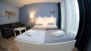 什切青Apartamenty Sedinum - Bryza的一间带床和沙发的小卧室