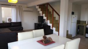 马德拉潘帕斯Jaina Resort & Spa的客厅配有白色桌椅和楼梯