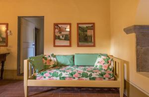 雷杰洛曼德瑞农家乐的客厅的沙发,墙上挂有绘画作品