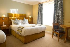 特拉利特拉利贝纳斯酒店的酒店客房设有床和窗户。