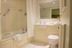 特拉利特拉利贝纳斯酒店的浴室配有盥洗盆、卫生间和浴缸。