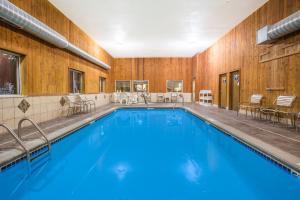 Evansdale埃文斯维尔华特鲁戴斯酒店的大楼内的一个蓝色海水游泳池