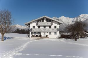 奥贝朴菲斯韦博酒店的白雪中与山间小屋