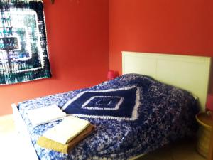 科洛里三琪巴黄色公寓的一张带毯子的床和两张毛巾