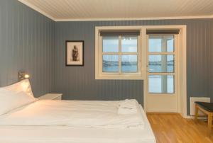 斯沃尔韦尔若布安勒盖特斯沃尔韦尔哈芬山林小屋的卧室配有白色的床和2扇窗户。