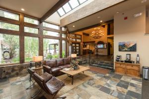 哥伦比亚瀑布Meadow Lake Resort & Condos的大型客厅设有皮革家具和窗户。