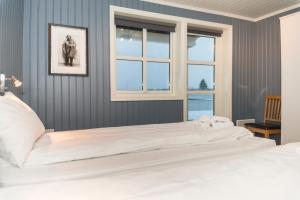 斯沃尔韦尔若布安勒盖特斯沃尔韦尔哈芬山林小屋的带窗户的客房内的2张白色床