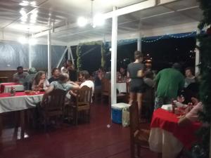 博卡斯德尔托罗景观加勒比酒店的一群坐在餐厅桌子上的人