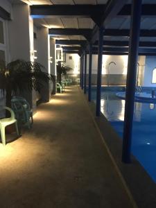 布伦瑞克不伦瑞克水瓶座酒店 的一座空的游泳池,在建筑里灯光蓝色