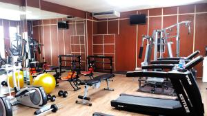 Tanjungredep大帕拉玛酒店的健身房,配有各种跑步机和机器