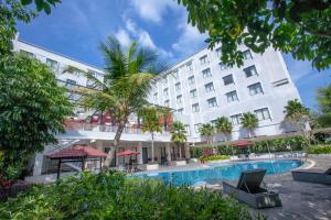 茂物帕加加兰套房度假及会议酒店的一座带游泳池和大楼的酒店