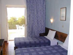 马苏里绿洲酒店的酒店客房设有两张床和窗户。